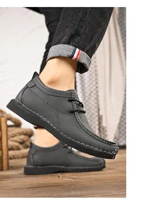 Gedetailleerd zijaanzicht van donkergrijze leren herenschoenen met dikke platformzool