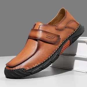 Handgestikte heren loafers van bruin leer met duurzame zolen en klittenbandsluiting