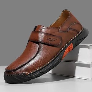 Klassieke bruine leren loafers voor heren met handgestikte details en klittenband