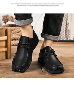 Detailopname van zwarte herenschoenen met veters in leer in een rustieke studio-omgeving