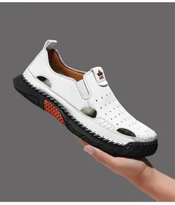 Detailweergave van witte ademende leren gesloten herensandalen voor op het strand