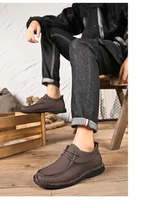 Detail van bruine handgenaaide leren herenschoenen met verhoging en dikke zool