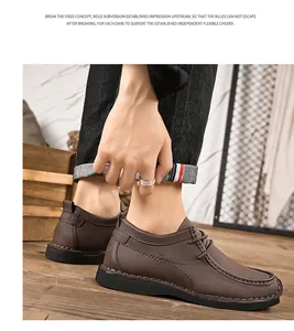 Detailopname van bruine lederen herenschoenen met handgestikte details en naden