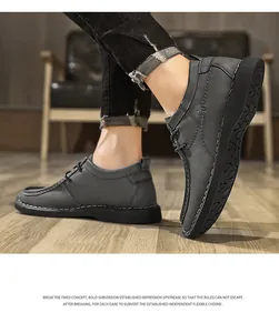 Detailopname van grijze veterschoenen voor heren met handgestikte dikke zolen van leer.