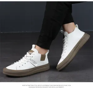 Primo piano di sneakers alte in pelle bianca con suole in schiuma EVA marrone