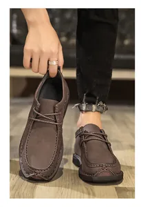 Detailopname van donkerbruine leren herenschoenen met plateauzool en handgemaakte stiksels.
