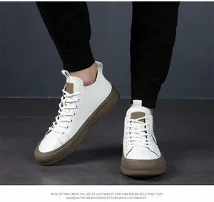 Sneakers casual da uomo in pelle bianca con suola leggera in schiuma EVA
