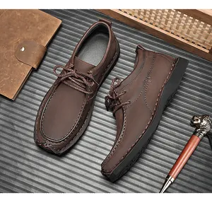Close-up van bruine Britse leren veterschoenen met handgemaakte stikseldetails