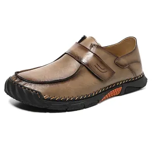 Klassieke bruine handgestikte leren loafers voor heren met verstelbare klittenbandsluiting