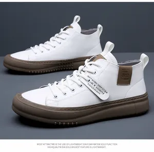 Dettaglio laterale di sneakers alte da uomo in pelle bianca con suola in EVA marrone.