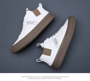 Vista laterale delle sneakers alte da uomo bianche con suole in EVA marrone