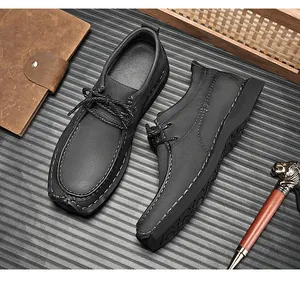 Bovenaanzicht van zwarte handgemaakte leren schoenen met dikke zolen en contrastnaden