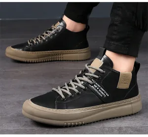 Vista laterale di sneakers alte in pelle nera con spesse suole in gomma marrone