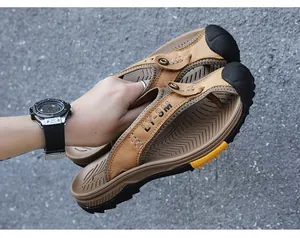 Détail de tongs en cuir pour hommes avec une conception à bout fermé pour la plage.