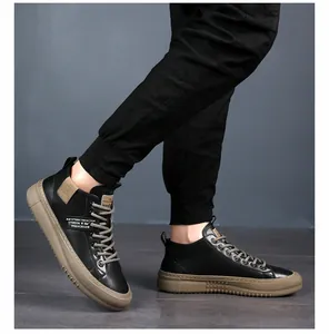 Vista laterale di eleganti sneaker alte da uomo in pelle nera indossate su modello
