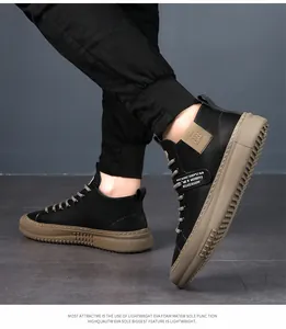 Vista dettagliata di sneaker alte da uomo nere con suole in EVA kaki ultra resistenti