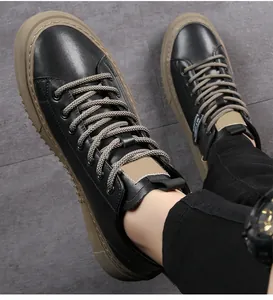 Primo piano di sneakers casual da uomo in pelle nera con spesse suole marroni e lacci