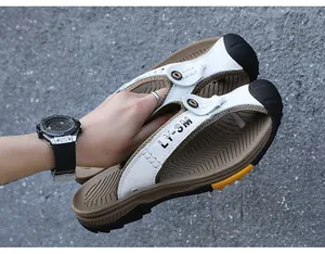 Vue détaillée des tongs en cuir blanc pour hommes pour la plage et les activités de plein air.