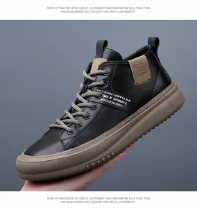 Dettaglio delle sneakers alte da uomo in pelle nera con suola marrone testurizzata.