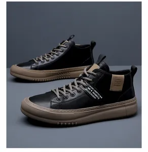 Dettaglio ravvicinato di sneaker alte in pelle nera con suole marroni ed etichette