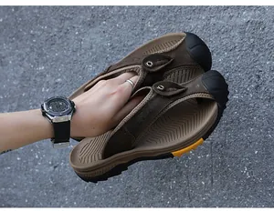 Tongs pour hommes en cuir de vachette marron à bout fermé pour les activités d'été.
