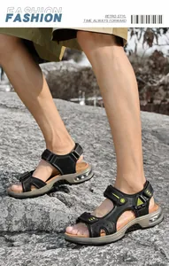 Dettaglio dei sandali outdoor da uomo in pelle nera con suola ammortizzata ad aria.