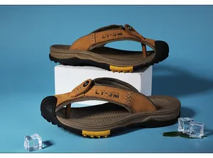 Vue latérale de tongs en cuir pour hommes avec embout protecteur en caoutchouc