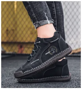 Vista dettagliata scarpe casual alte in pelle nera con cuciture a contrasto