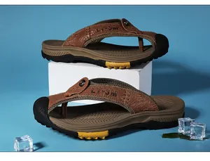 Gros plan sur les tongs pour hommes en cuir marron avec lanières gaufrées LY-3M
