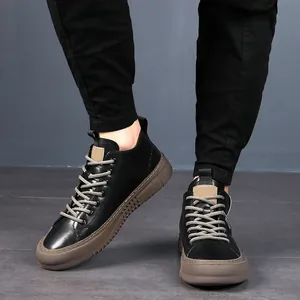 Eleganti sneaker da uomo in pelle nera con suola spessa in gomma marrone e lacci arrotondati