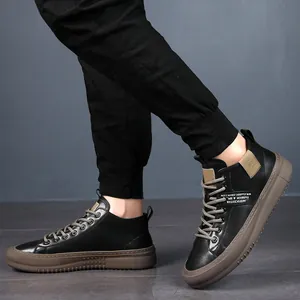 Eleganti sneaker mid-top da uomo in pelle nera con suola platform marrone a contrasto