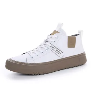 Scarpe casual alte in pelle bianca da uomo con suole marroni e lacci bianchi