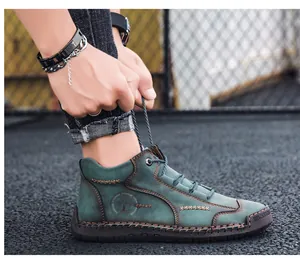 Primo piano di stivali da lavoro da uomo in pelle verde vintage con cuciture a mano