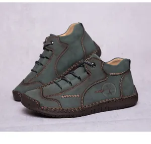 Dettaglio delle cuciture a mano e della pelle su stivali casual high-top da uomo.