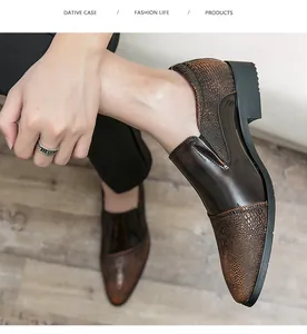 Nahaufnahme brauner Herren-Brogues aus Glattleder mit stilvoller Krokodilstruktur
