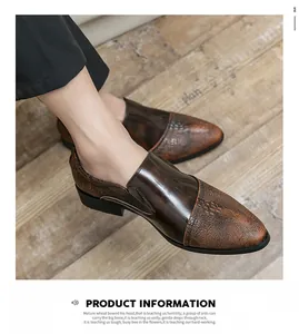 Nahaufnahme von braunen spitzen Herren-Business-Schuhen aus Leder mit Krokodil-Prägung