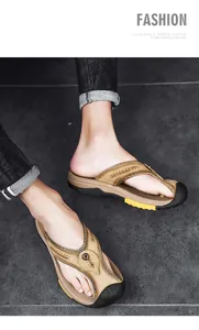Vista dettagliata di infradito in pelle cucite a mano indossate per uno stile casual