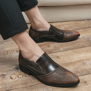 Elegante braune Herren-Business-Schuhe mit geprägter Ledertextur und spitzem Zehendesign