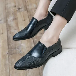 Elegante schwarze Herrenlederschuhe mit Krokodilstruktur und schmaler, spitzer Form