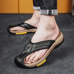 Tongs artisanales pour hommes en cuir de vachette véritable avec bout protecteur.