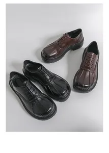 Draufsicht auf klassische Herren-Lederschuhe mit dicker Sohle in Schwarz und Braun.