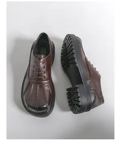 Detailansicht der braunen Herren-Lederschuhe im Vintage-Stil mit einer dicken Gummisohle