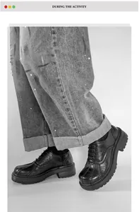 Detailaufnahme von schwarzen klobigen Leder-Derbyschuhen für Herren mit Distressed-Jeans