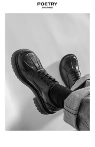 Nahaufnahme von schwarzen Retro-Lederschuhen mit dicker Sohle und strukturiertem Zehenbereich