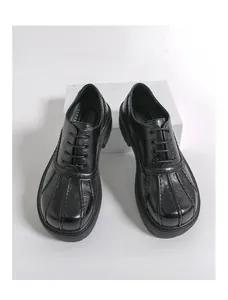 Draufsicht auf schwarze Leder-Loafer mit einzigartiger Rippenzehe und dicker Sohle