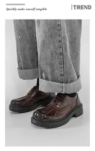 Nahaufnahme von braunen Vintage-Herrenschuhen mit dicker Profilsohle und Schnürung
