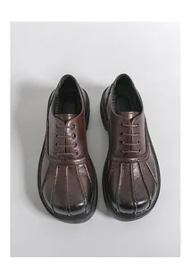 Detaillierte Draufsicht auf braune Herren-Leder-Schnürschuhe im Retro-Stil mit dicker Gummisohle