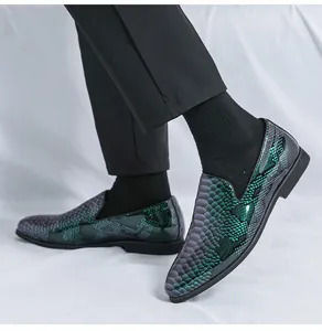 Detailaufnahme der Herren-Loafer mit spitzer Kappe und grünem Schlangenledermuster
