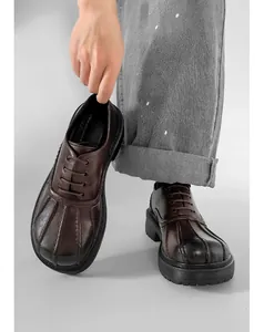Detailansicht der braunen Vintage-Herrenschuhen aus Leder mit gerippter Kappe und dicker Sohle