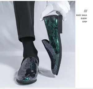 Detailansicht der stilvollen Herren-Loafer mit Schlangenmuster und glänzender Oberfläche